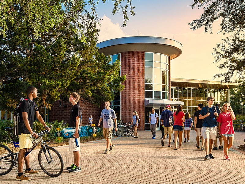 Exterior of Lakeside Dining Commons